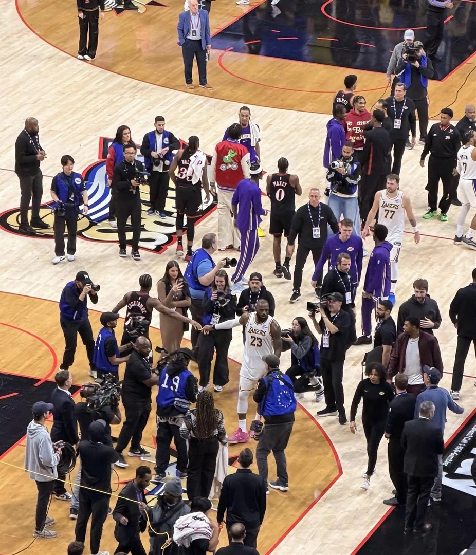 勒布朗詹姆斯迎来生涯历史性一刻，赢得球迷赞誉的简单介绍